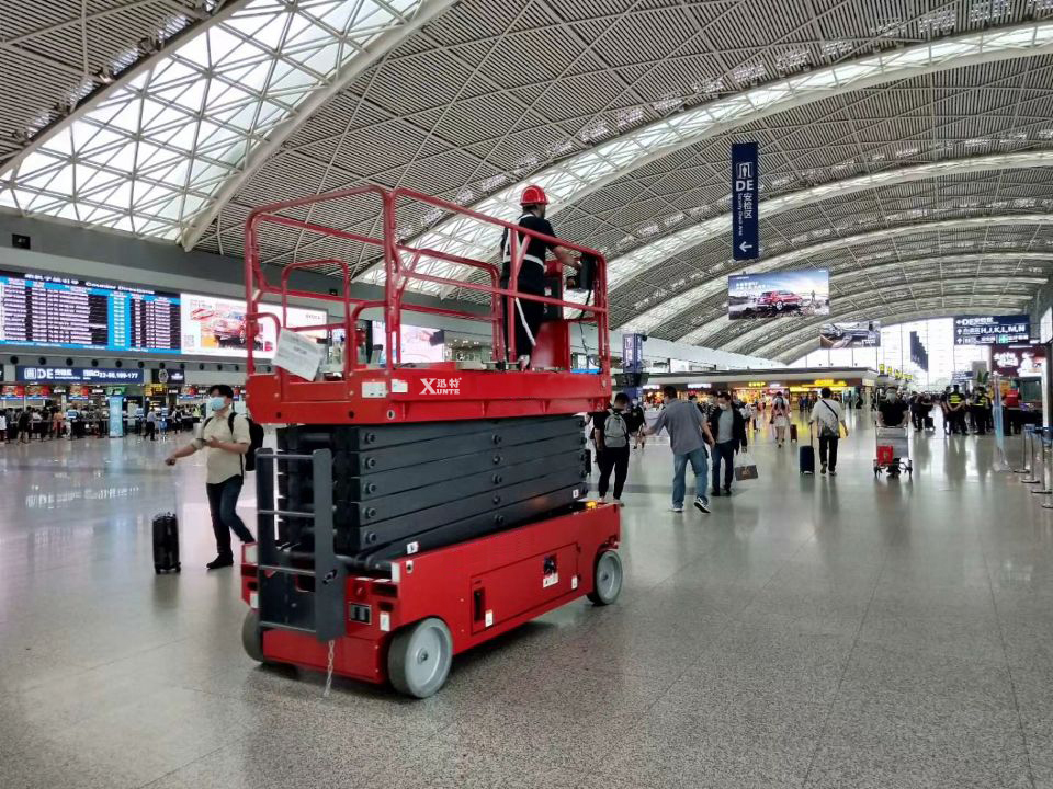 自行式高空作業(yè)升降平臺 自行式高空作業(yè)升降平臺